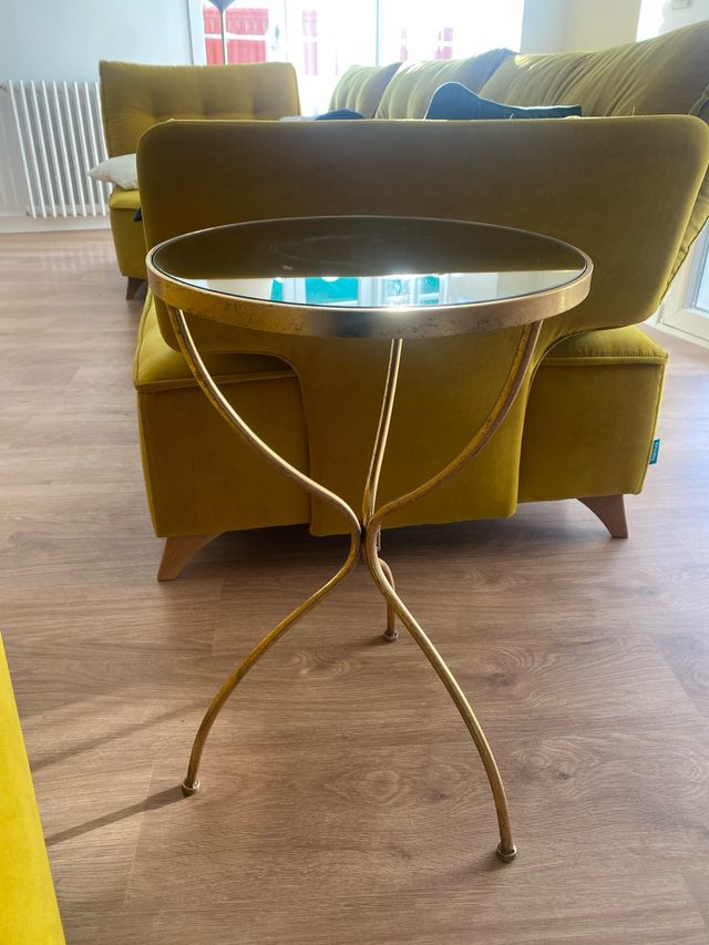 Mesita auxiliar cristal y metal dorada