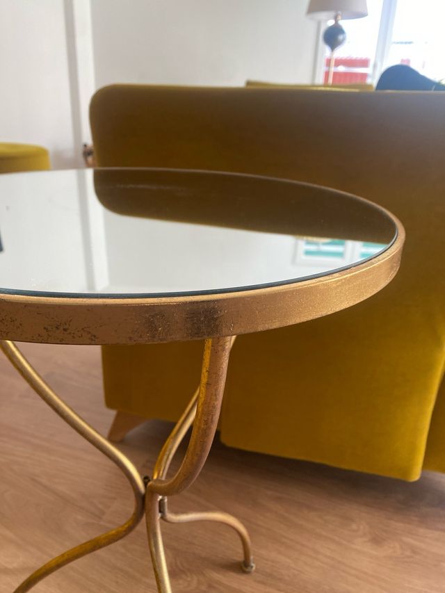 Mesita auxiliar cristal y metal dorada