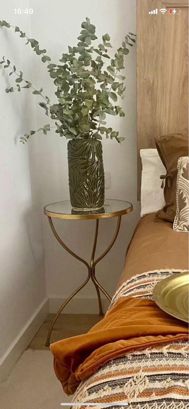 Mesita auxiliar cristal y metal dorada