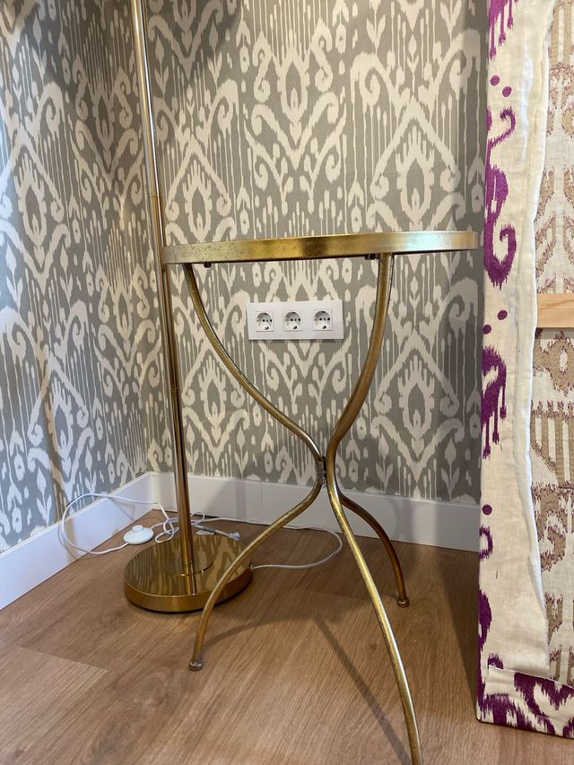 Mesita auxiliar cristal y metal dorada