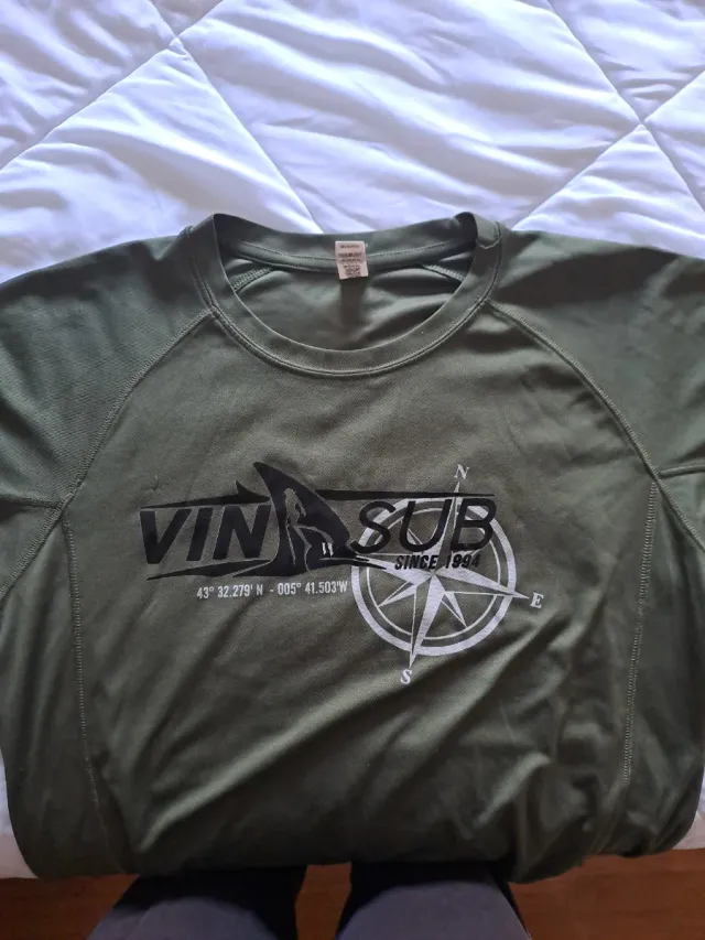 Camiseta verde VINSUB con brújula