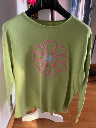 Jersey verde con flor rosa bordada