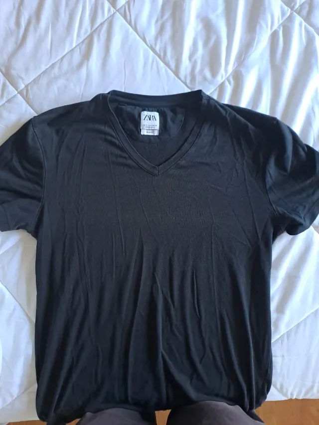 Camiseta Zara Negra V-Neck