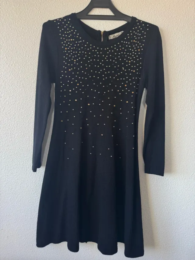 Vestido negro punto tachuelas doradas