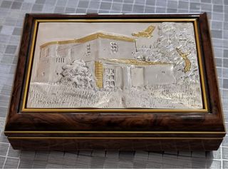 Portagioie in radica con bassorilievo