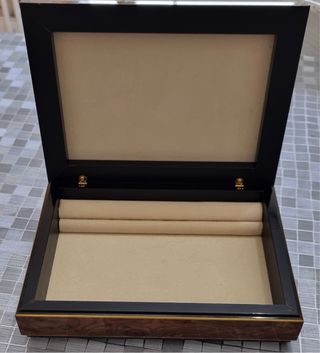 Portagioie in radica con bassorilievo