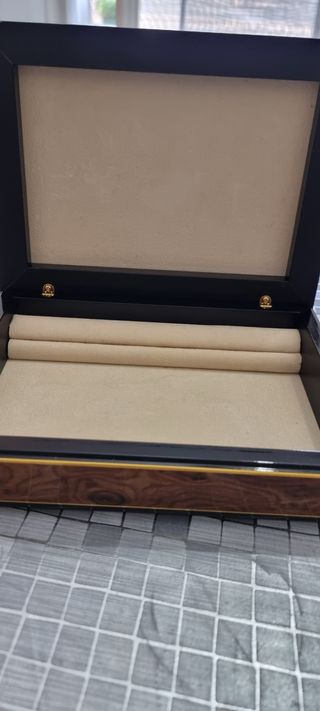 Portagioie in radica con bassorilievo