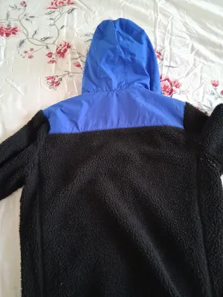 Chaqueta polar azul y negra