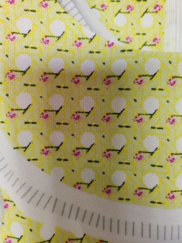 Vestido corto estampado blanco y amarillo