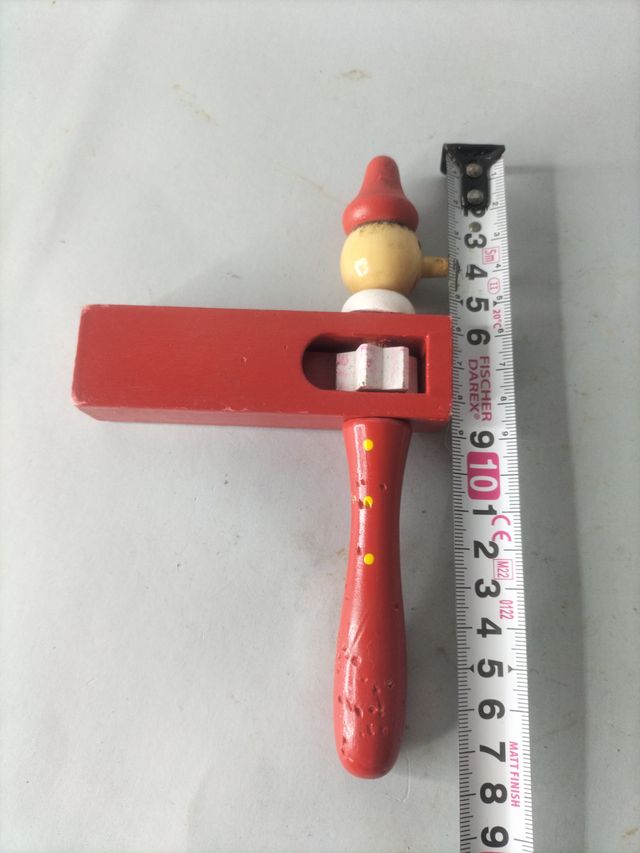 Vecchio cricchetto o cricchetto in legno