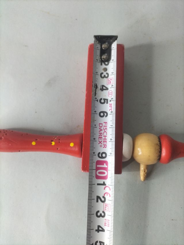 Vecchio cricchetto o cricchetto in legno