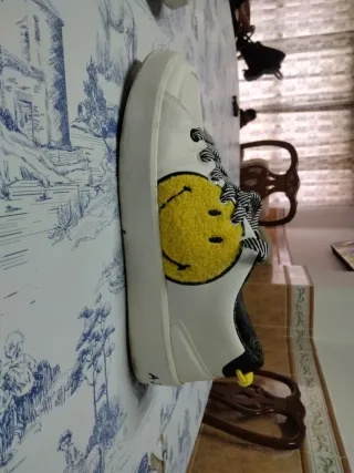 Zapatillas Desigual Smiley Blancas y Amarillas