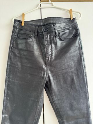 Pantalón Uterqüe efecto piel negro T.38 tiro alto