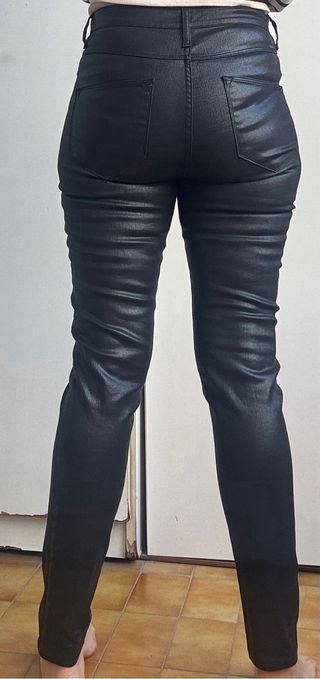 Pantalón Uterqüe efecto piel negro T.38 tiro alto