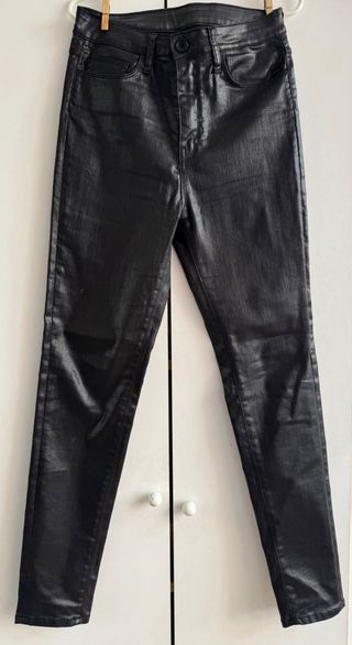 Pantalón Uterqüe efecto piel negro T.38 tiro alto