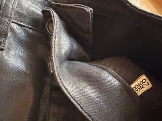 Pantalón Uterqüe efecto piel negro T.38 tiro alto