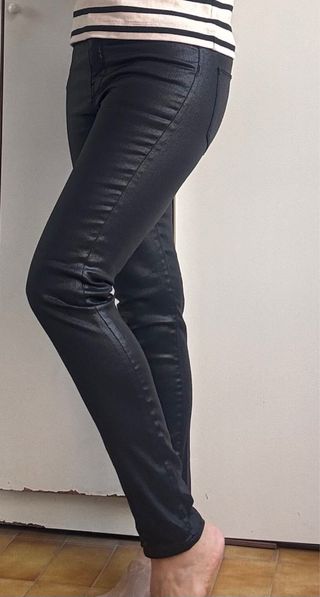 Pantalón Uterqüe efecto piel negro T.38 tiro alto