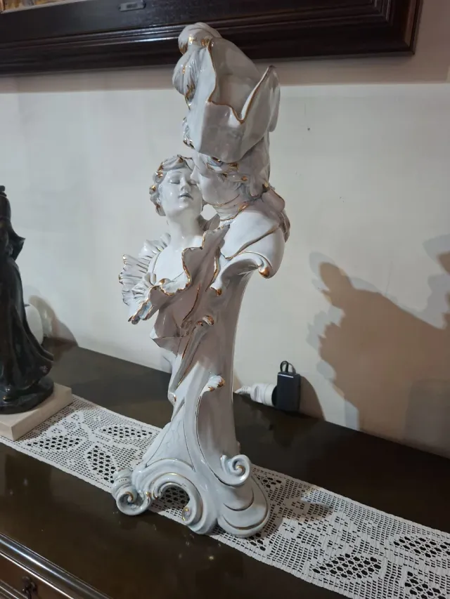 Figura porcelana modernista dorada