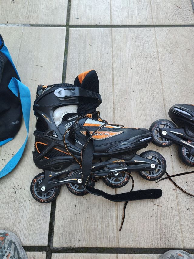 Patines en línea negros y naranjas