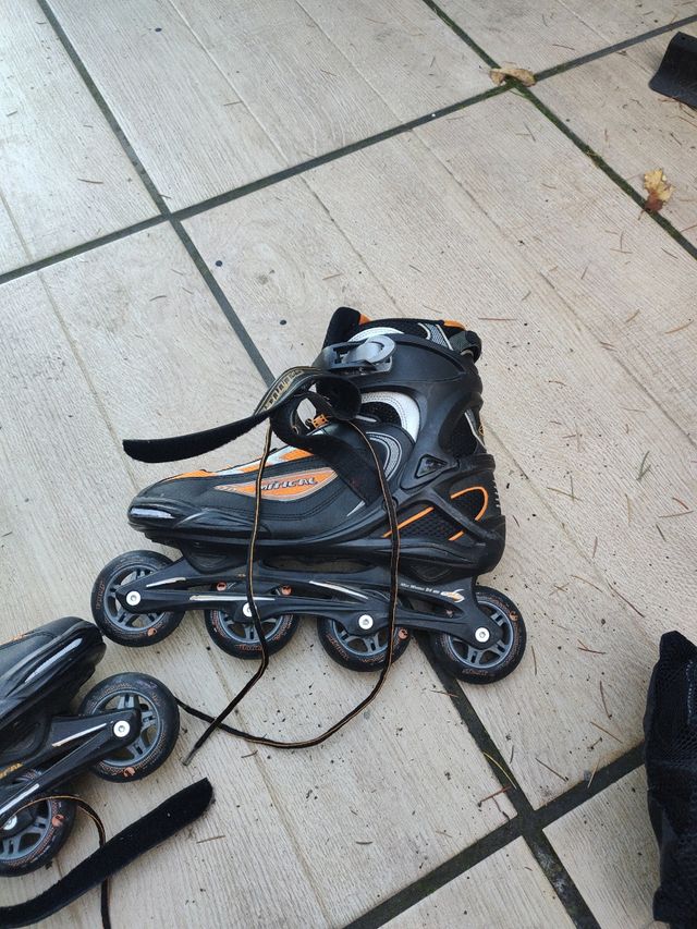 Patines en línea negros y naranjas