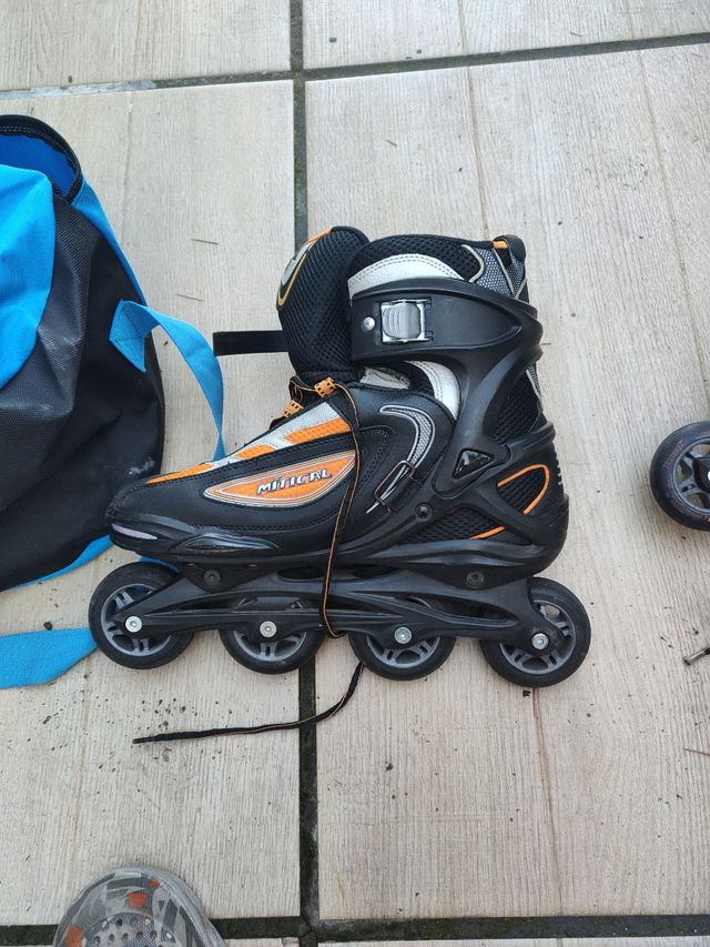 Patines en línea negros y naranjas