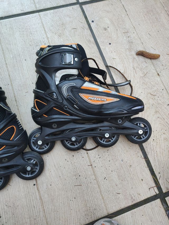 Patines en línea negros y naranjas