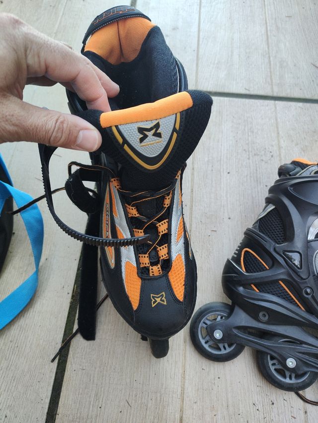 Patines en línea negros y naranjas