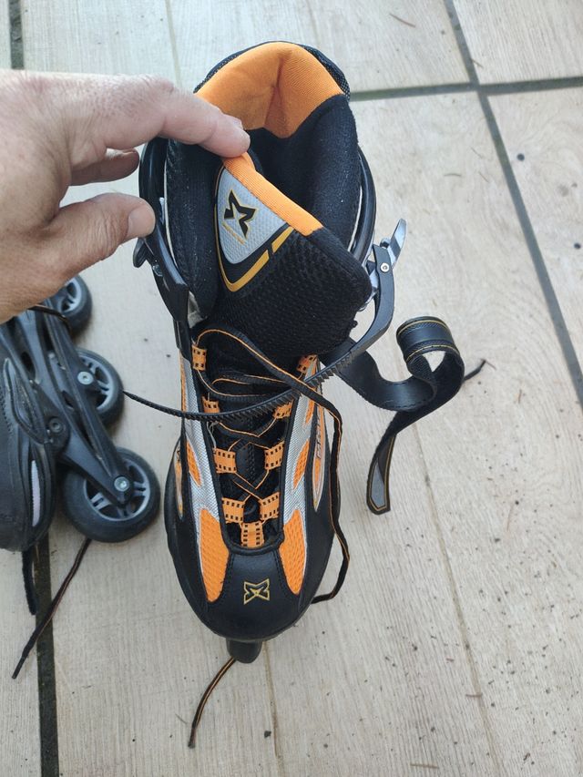 Patines en línea negros y naranjas