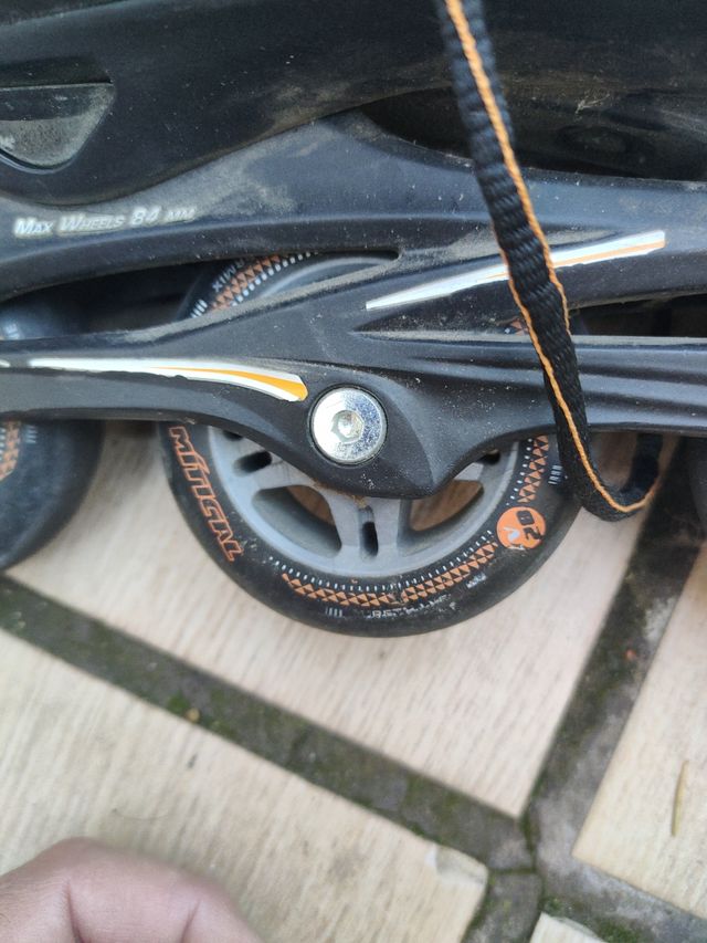 Patines en línea negros y naranjas