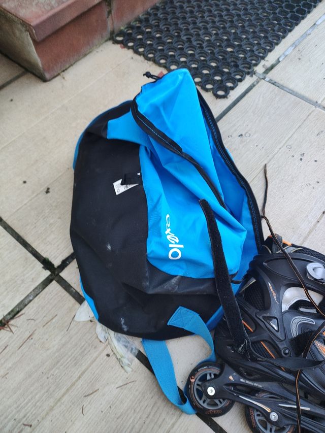 Patines en línea negros y naranjas