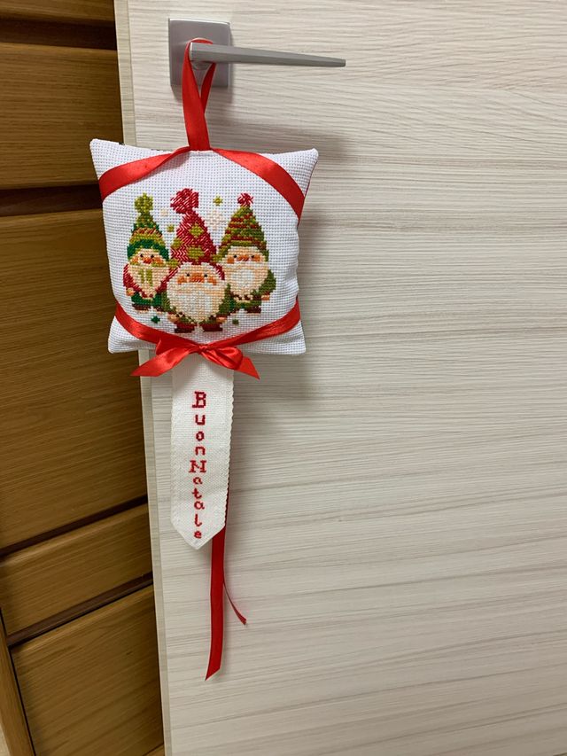 Fuori porta natalizio con gnomi