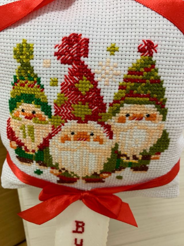 Fuori porta natalizio con gnomi