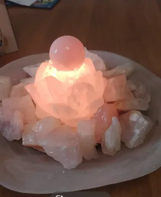 Lampada a acqua rosa e trasparente