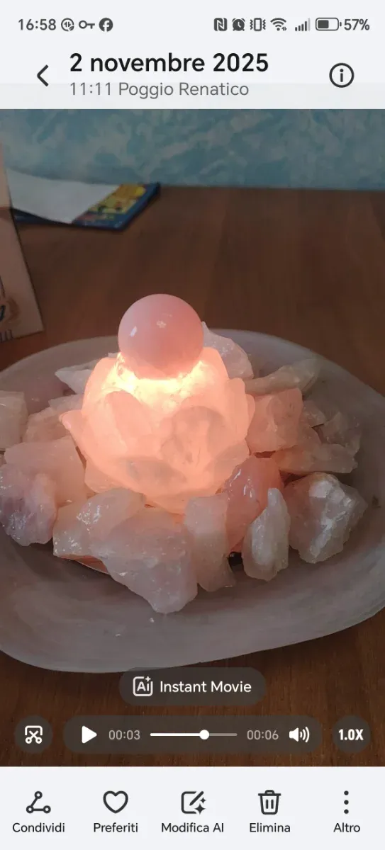 Lampada a acqua rosa e trasparente