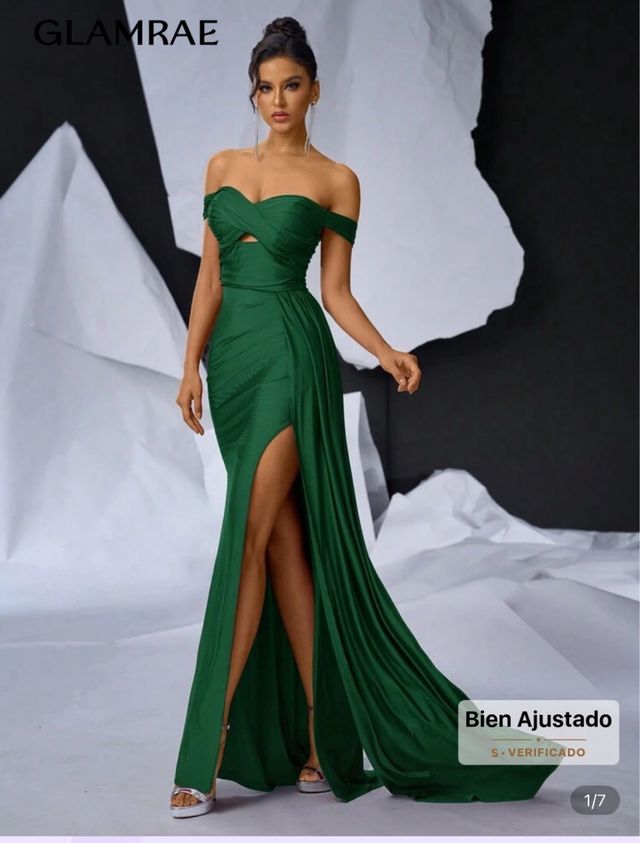 Vestido largo verde con abertura en pierna.