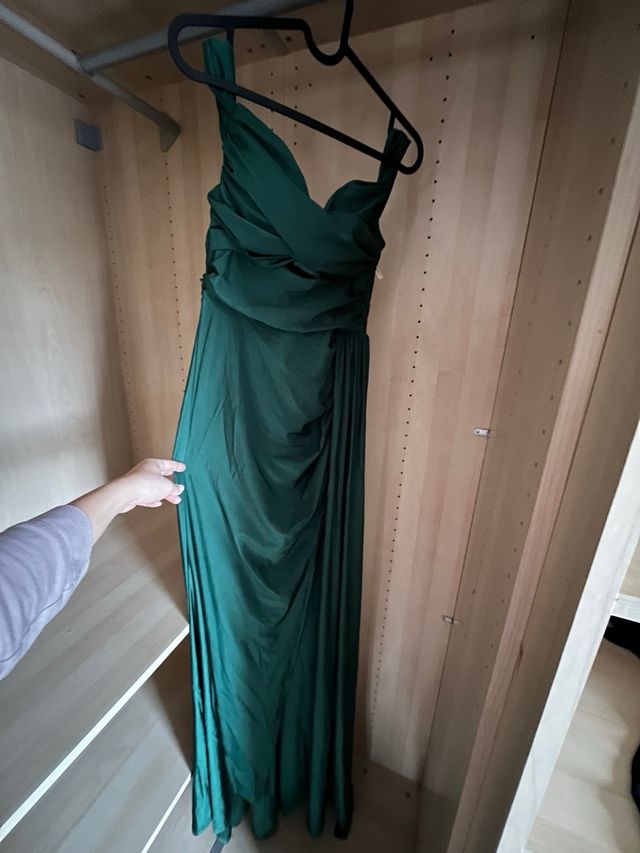 Vestido largo verde con abertura en pierna.