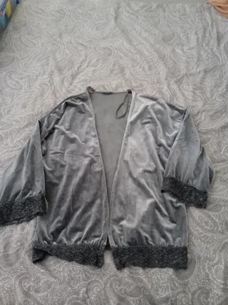 Kimono Terciopelo Gris Encaje Talla Única