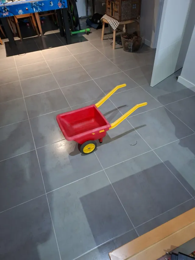 Carretilla de juguete roja y amarilla