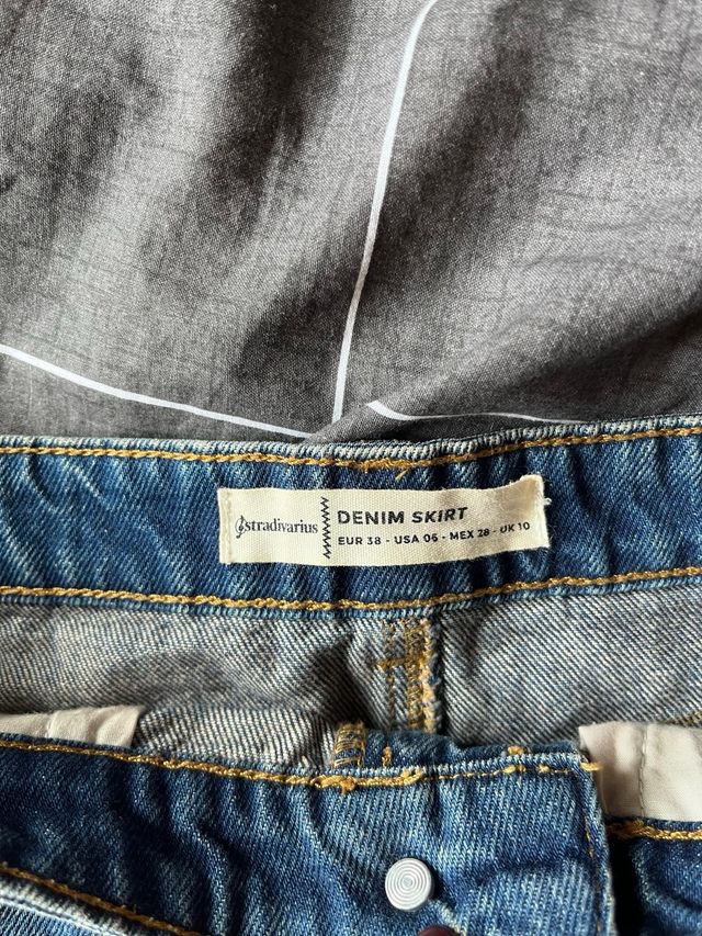 Falda vaquera corta de Stradivarius 