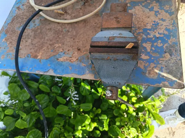 Mesa de trabajo con tornillo de banco