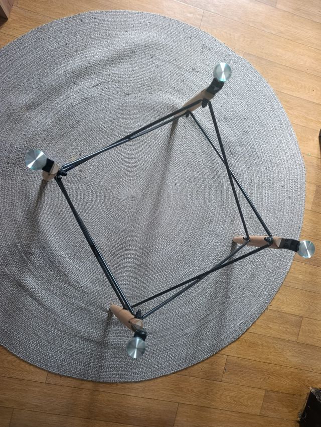 Mesa redonda de cristal y madera