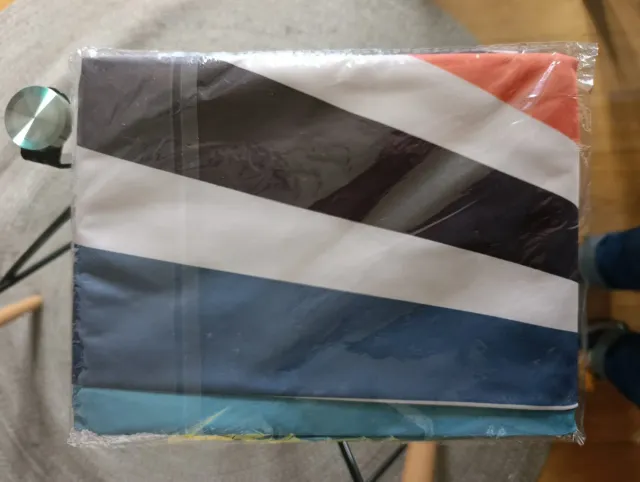 Mesa redonda de cristal y madera