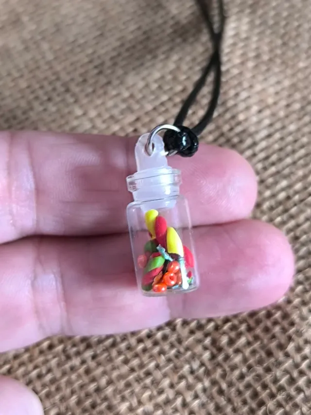 Collar con mini botella de caramelos