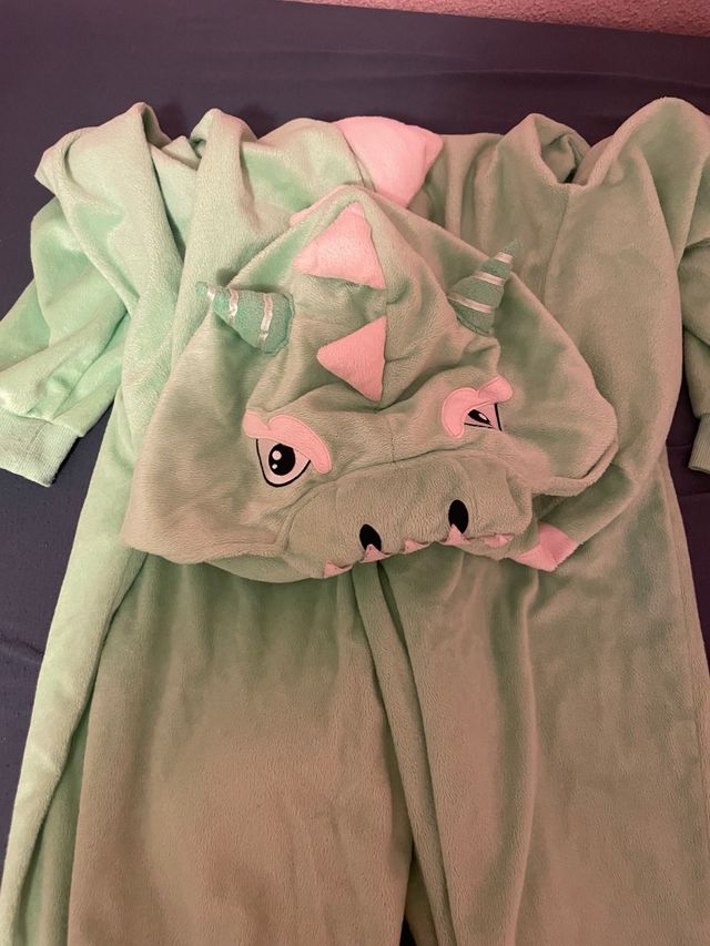 Pijama de dinosaurio verde
