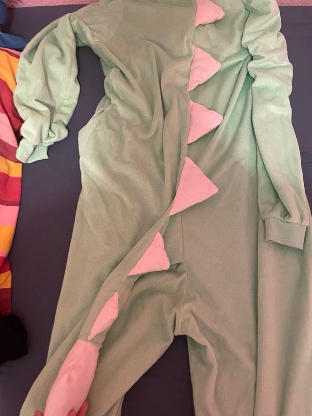 Pijama de dinosaurio verde