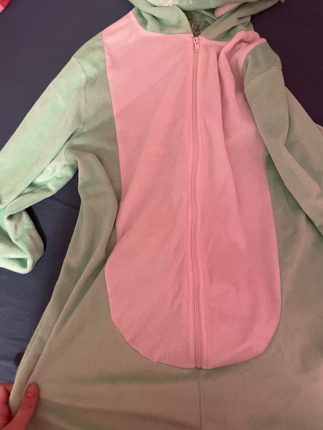 Pijama de dinosaurio verde