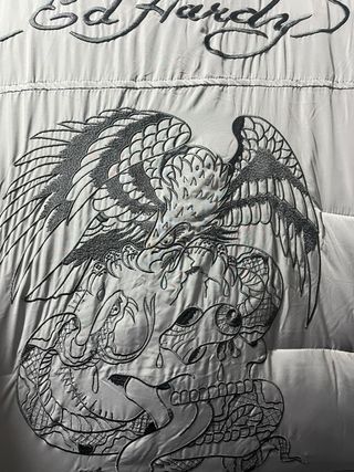 PLUMIFERO ED HARDY.  NUEVO