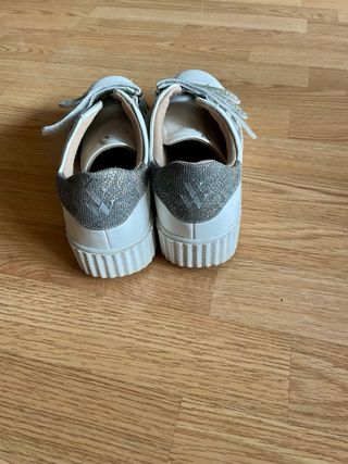 Zapatillas blancas con tiras plateadas