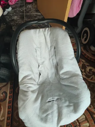 Silla de coche Bebe Confort Roja con funda