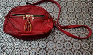 Borsa donna rossa con zip e nappe